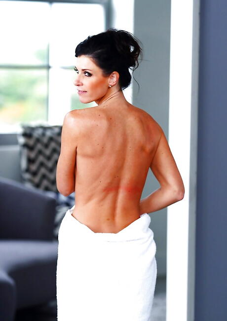 Gracile american milf India Summer exhibits small tits and sexy butt 